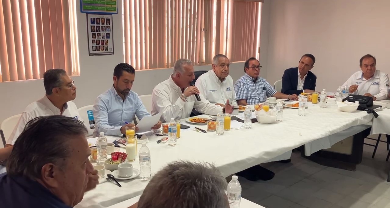 Se reúne Román Cepeda con empresarios de CLIP 