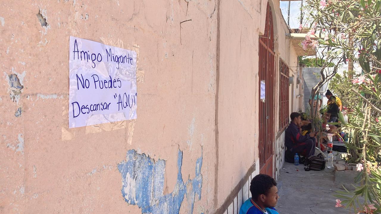 Algunos vecinos de Santa Rosa colocaron mensajes para prohibir la estadía de migrantes.