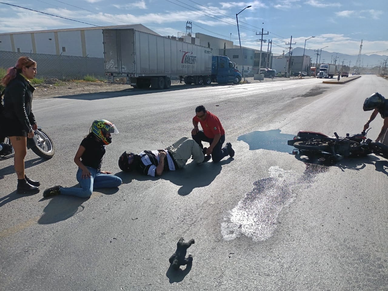 Luego de que un trailero le quitara derecho de pas, un motociclista resultó lesionado. (EL SIGLO DE TORREÓN)