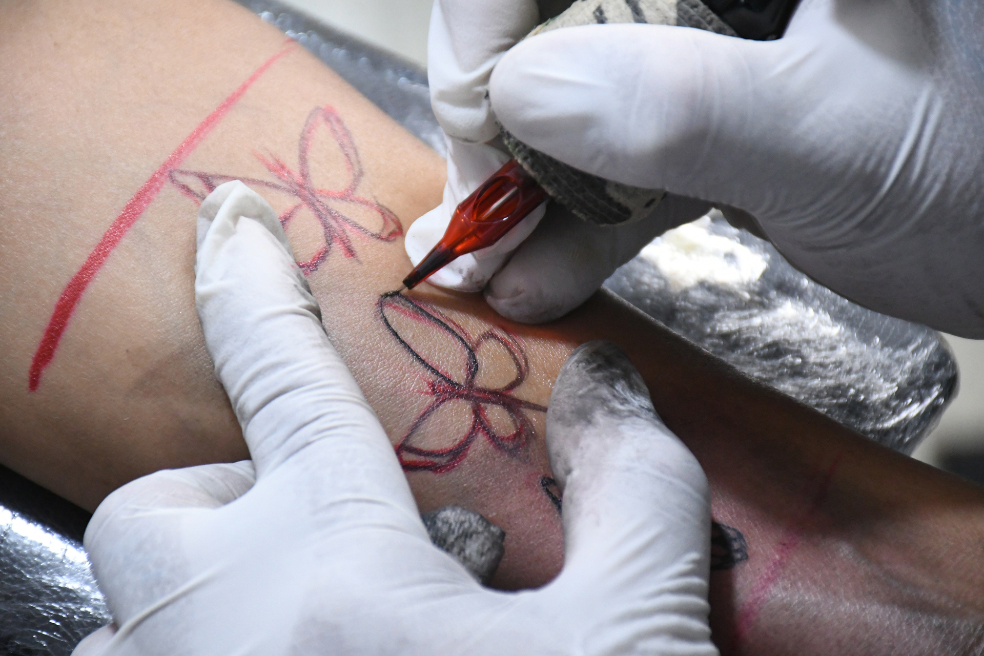 Tatuadores y micropigmentadores deben contar con tarjeta de control sanitario