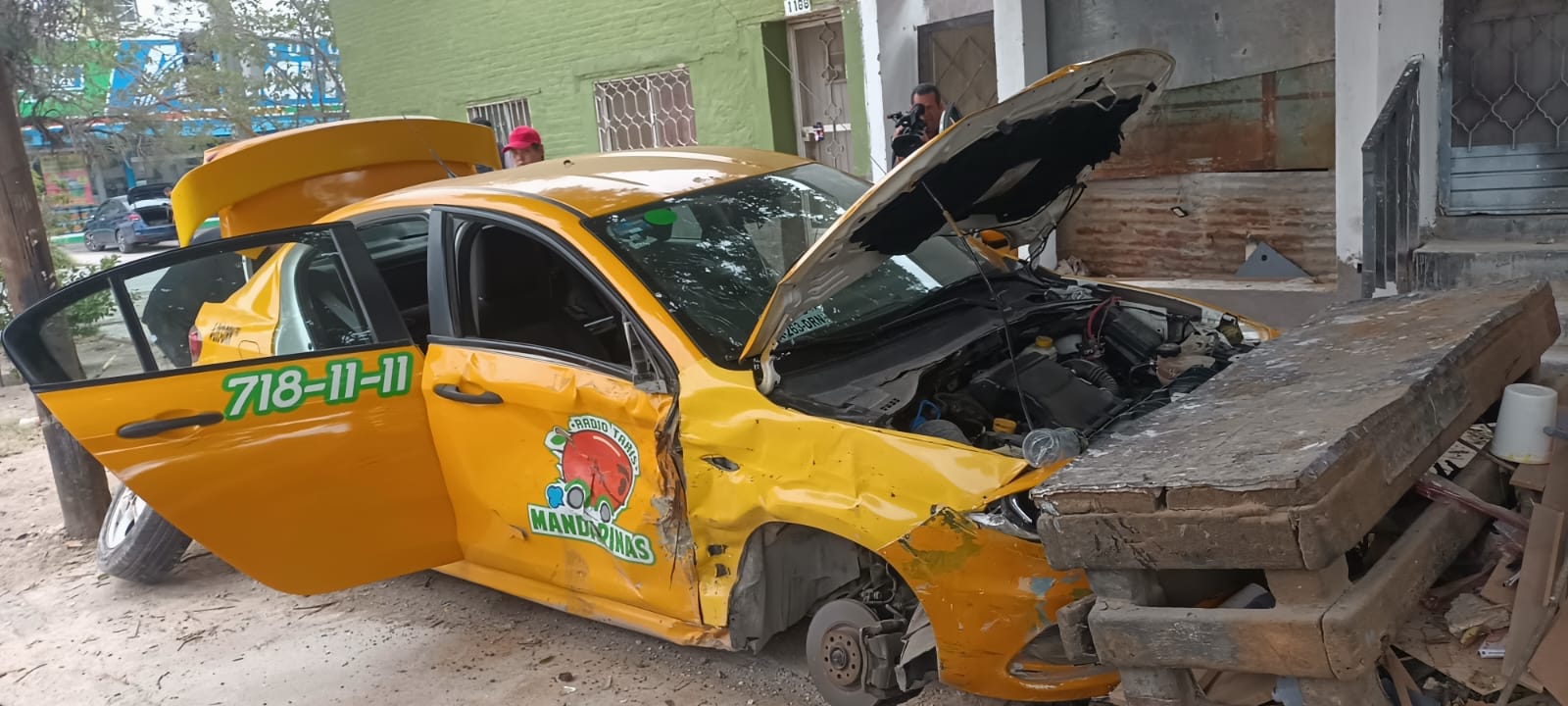 Taxistas protagonizan aparatoso choque en el centro de Torreón