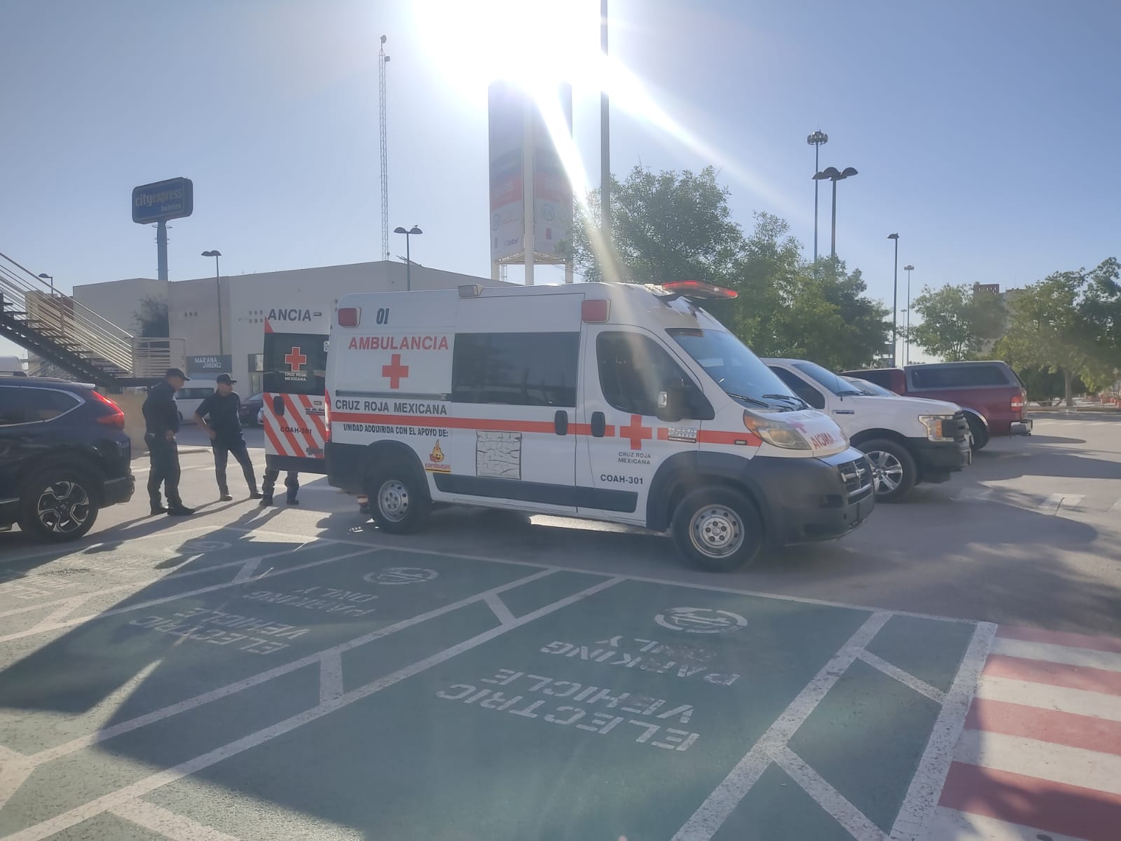 Localizan a hombre golpeado en plaza comercial de Torreón; afectado no recuerda lo que ocurrió