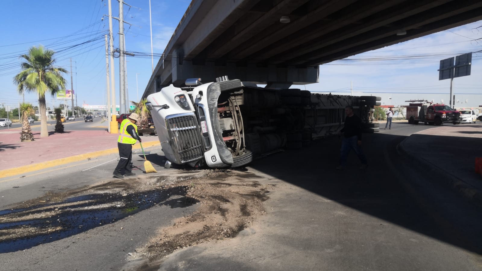 Vuelca tráiler en Torreón; conductor sufre golpes leves
