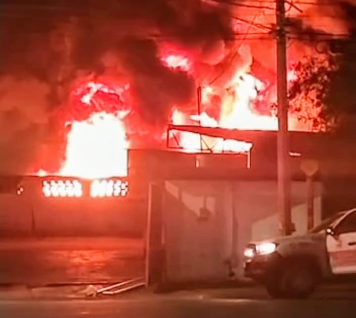 Incendio arrasa con dos empresas en el Parque Industrial de Gómez Palacio