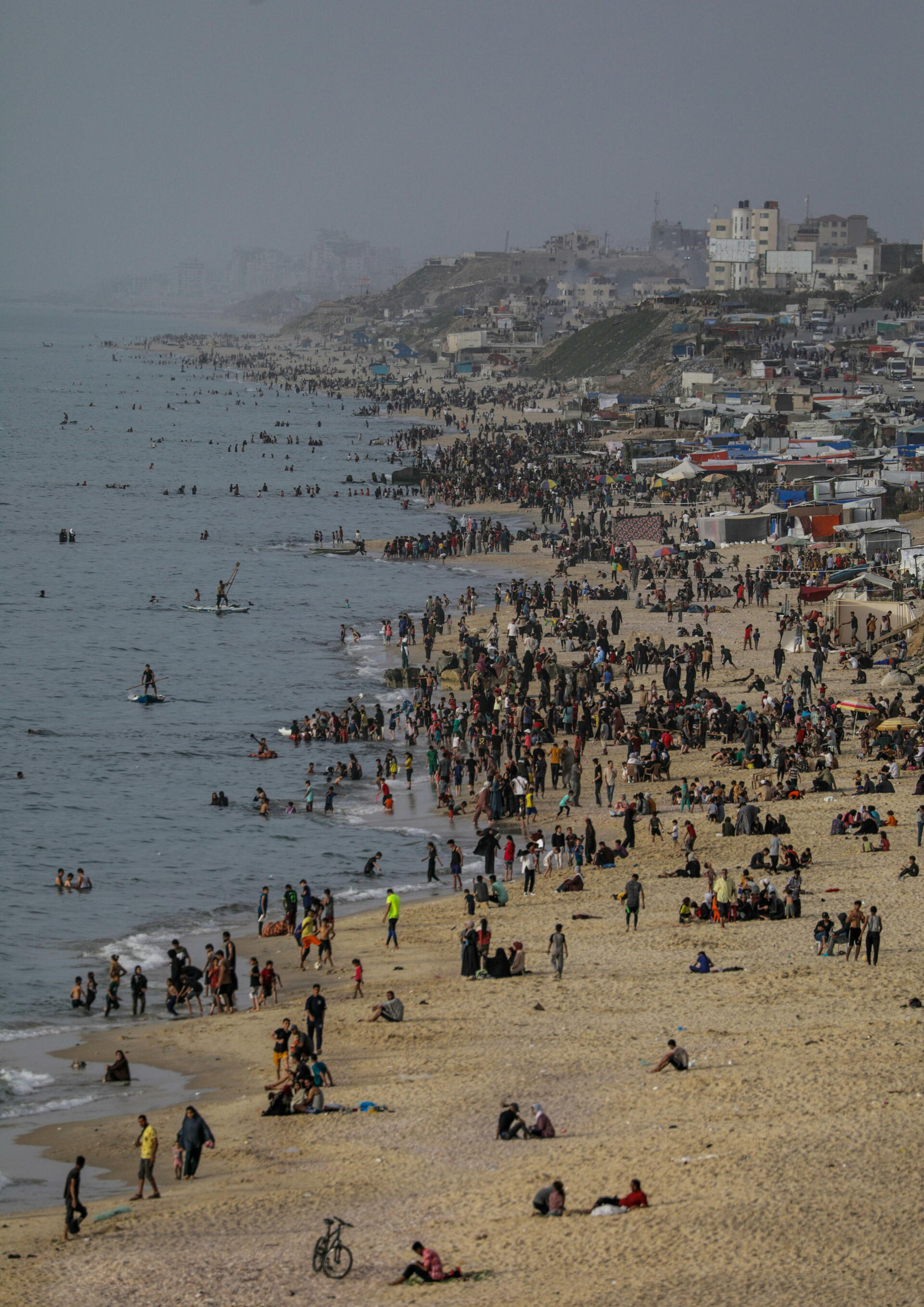 Palestinos en la playa de Deir Al Balah en la Franja de Gaza. (ARCHIVO)