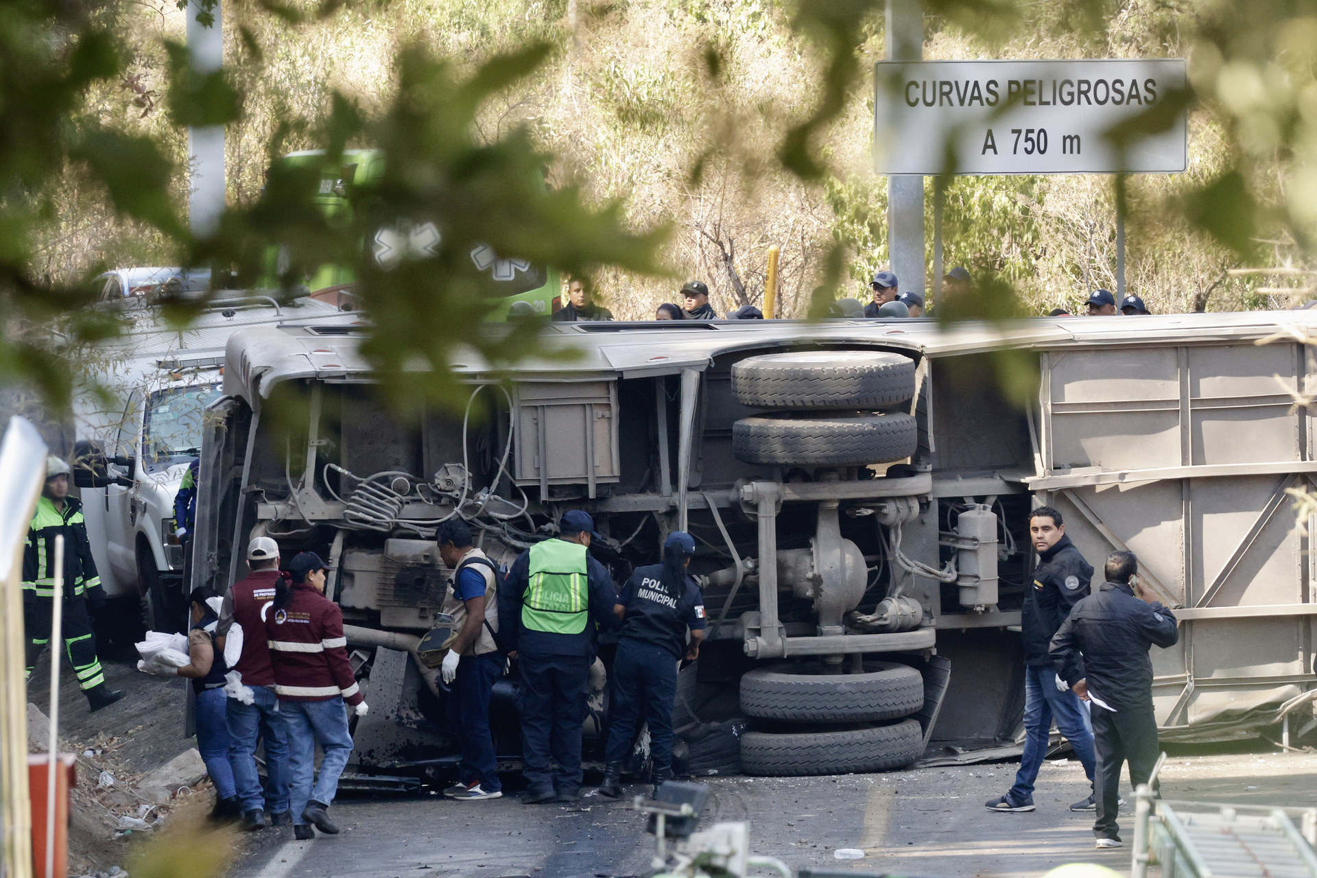 Volcadura de autobús deja 14 muertos y 31 lesionados en Edomex