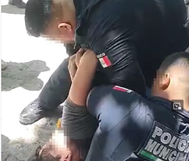 Detención del joven en la Alameda de Torreón. (ESPECIAL)