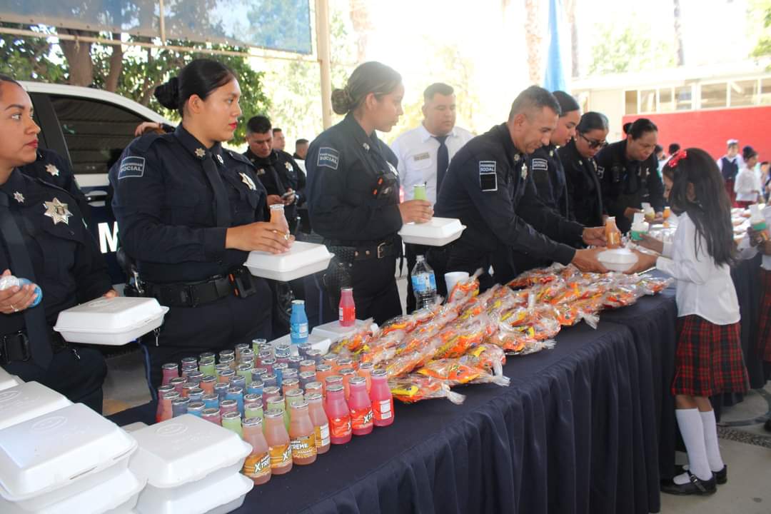 Con juguetes, bolos y piñatas, agentes municipales y del Grupo de Reacción Torreón celebran a niños 