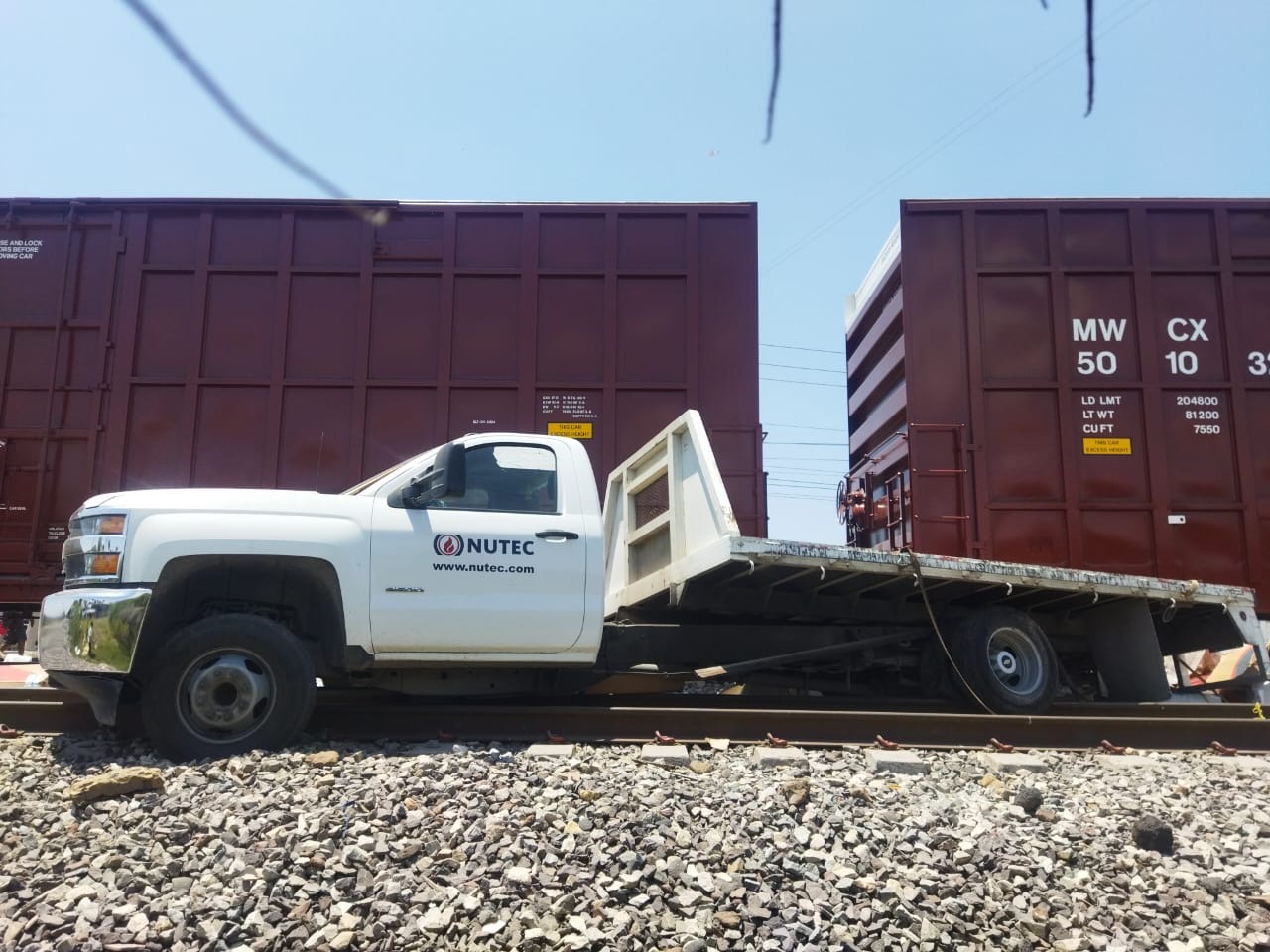 Tren se lleva a camión que intentó ganarle el paso en Ramos Arizpe 