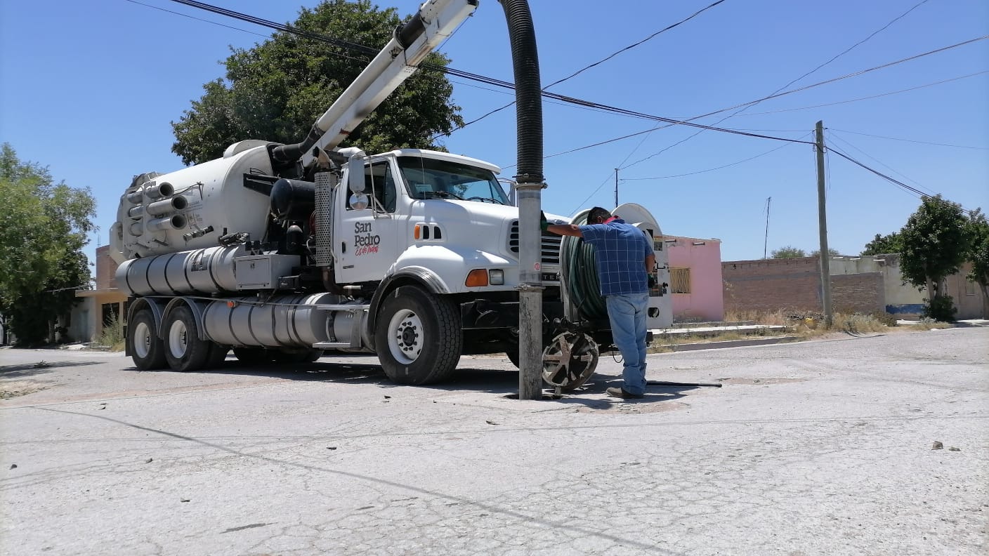 Realizan trabajos permanentes de desazolve en la red de drenaje en San Pedro