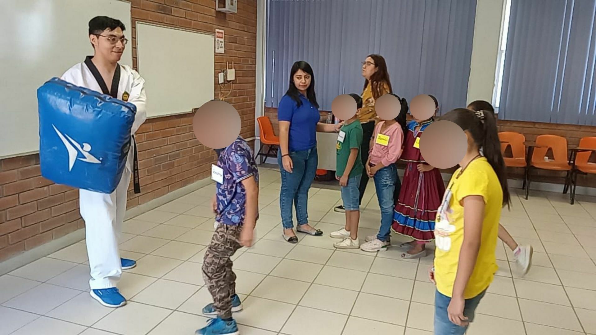Universidad Pedagógica Nacional de Torreón celebra a niñez con juegos y obra de teatro