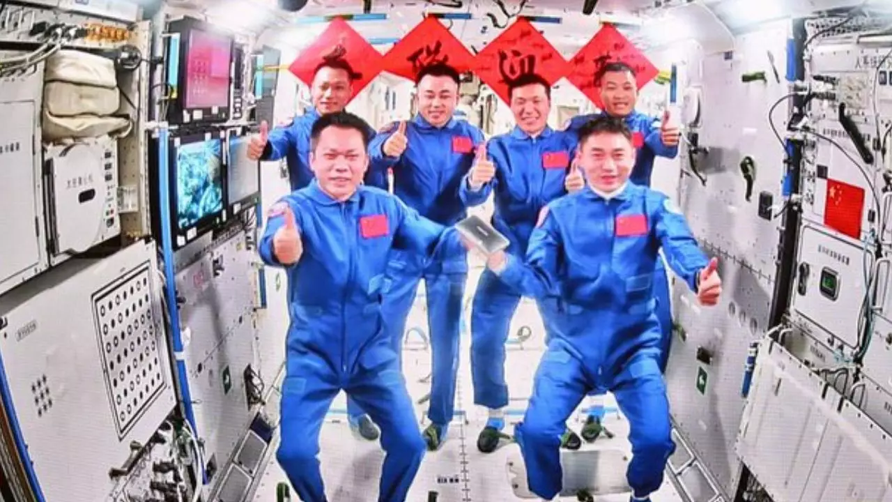 Astronautas chinos regresan a la Tierra tras permanecer seis meses en estación espacial