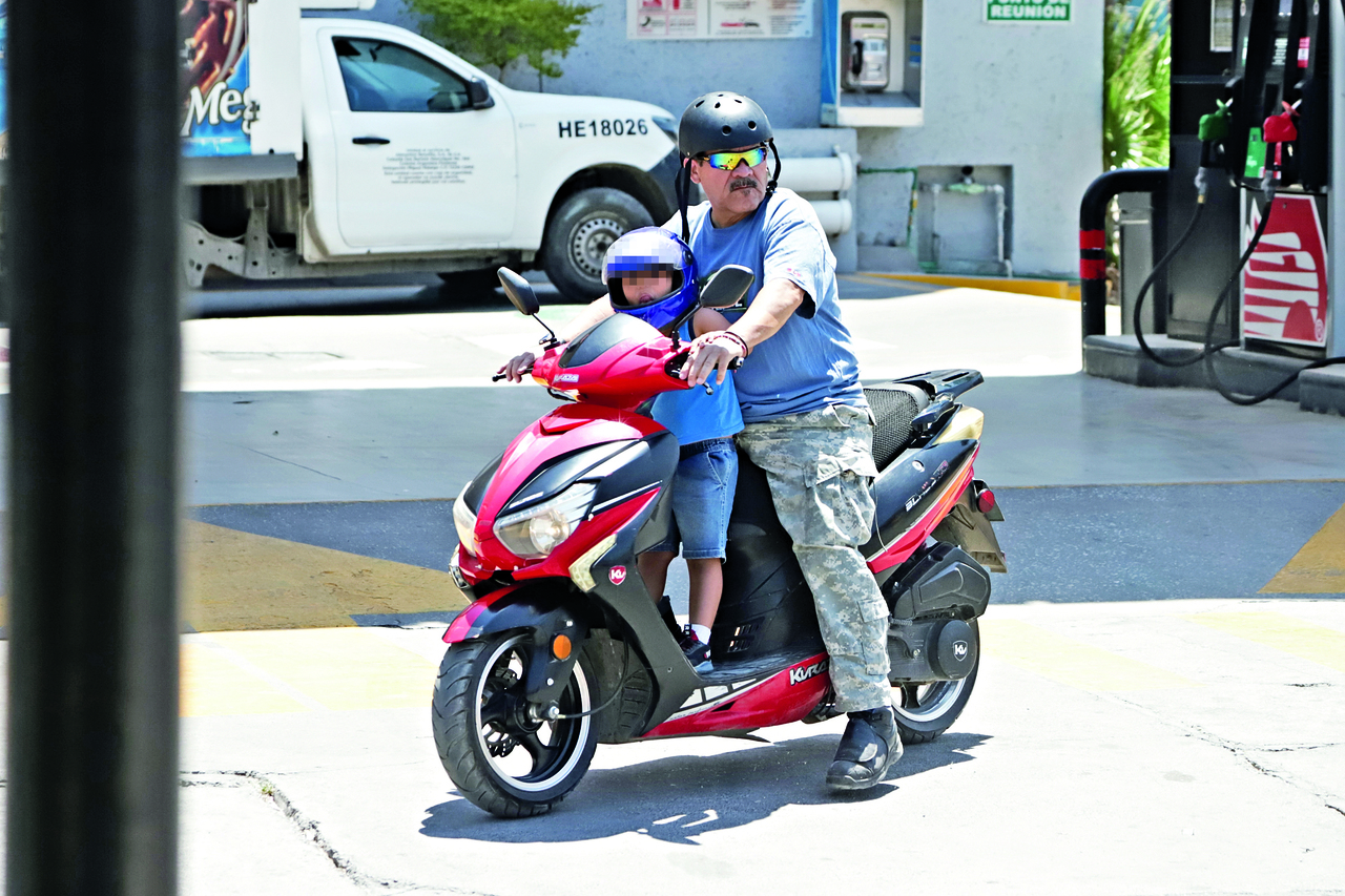 Prohibirán a niños viajar en motocicleta