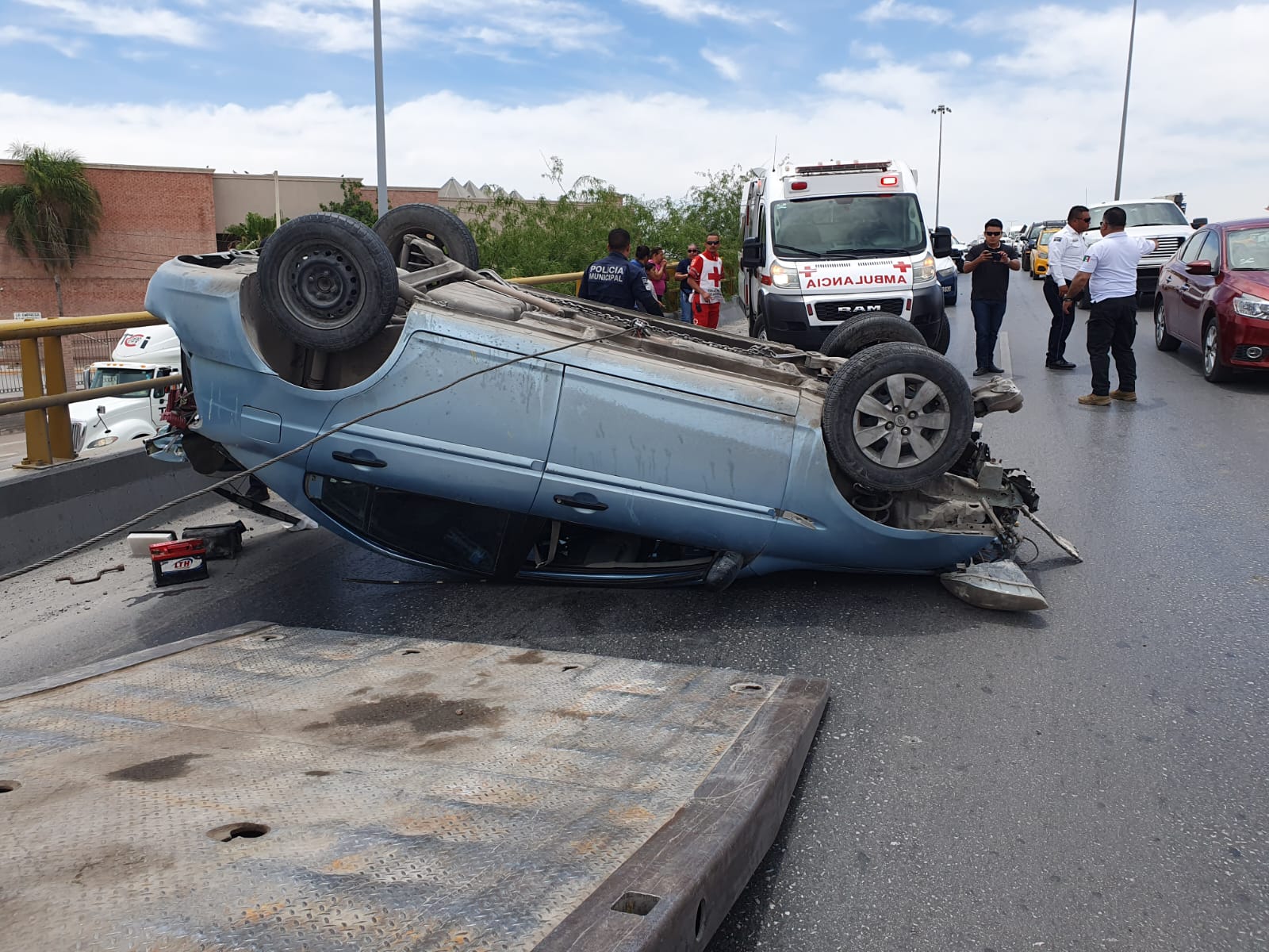 Conductora sufre volcadura en lo alto del puente ubicado en Periférico y carretera a Santa Fe