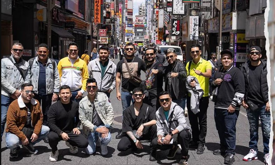 Policía interrumpre fiesta de Banda El Recodo en calles de Japón