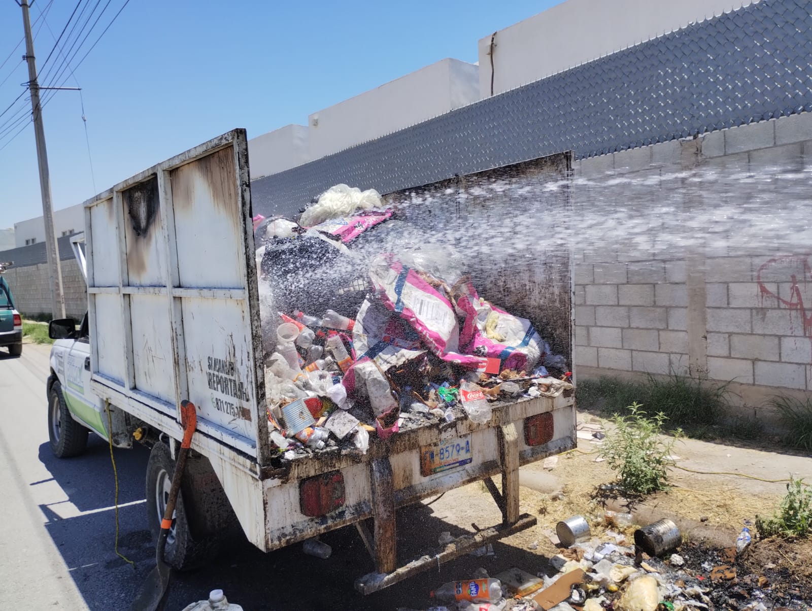 Incendio de auto y camioneta moviliza a los cuerpos de Bomberos en Torreón