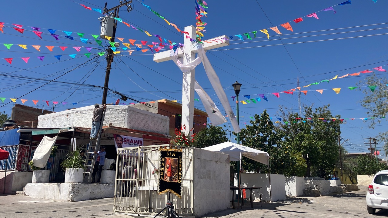 Con danza y reliquia, celebran a la Santa Cruz