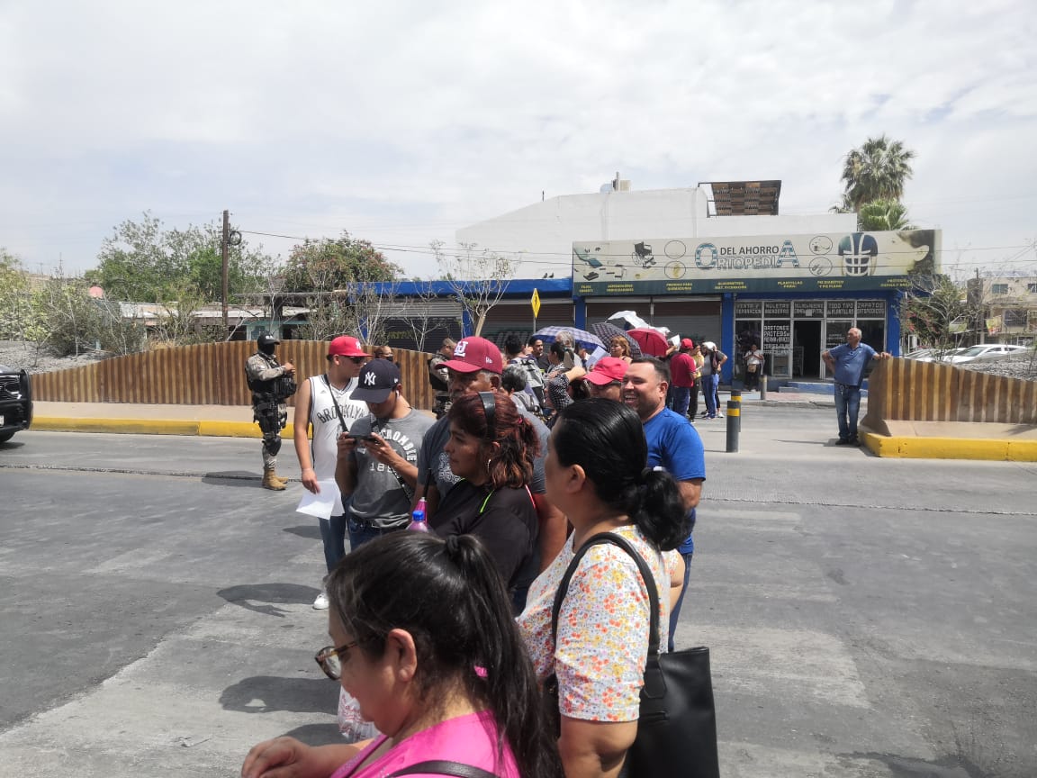 Derechohabientes de la Clínica 16 de Torreón bloquean bulevar Revolución