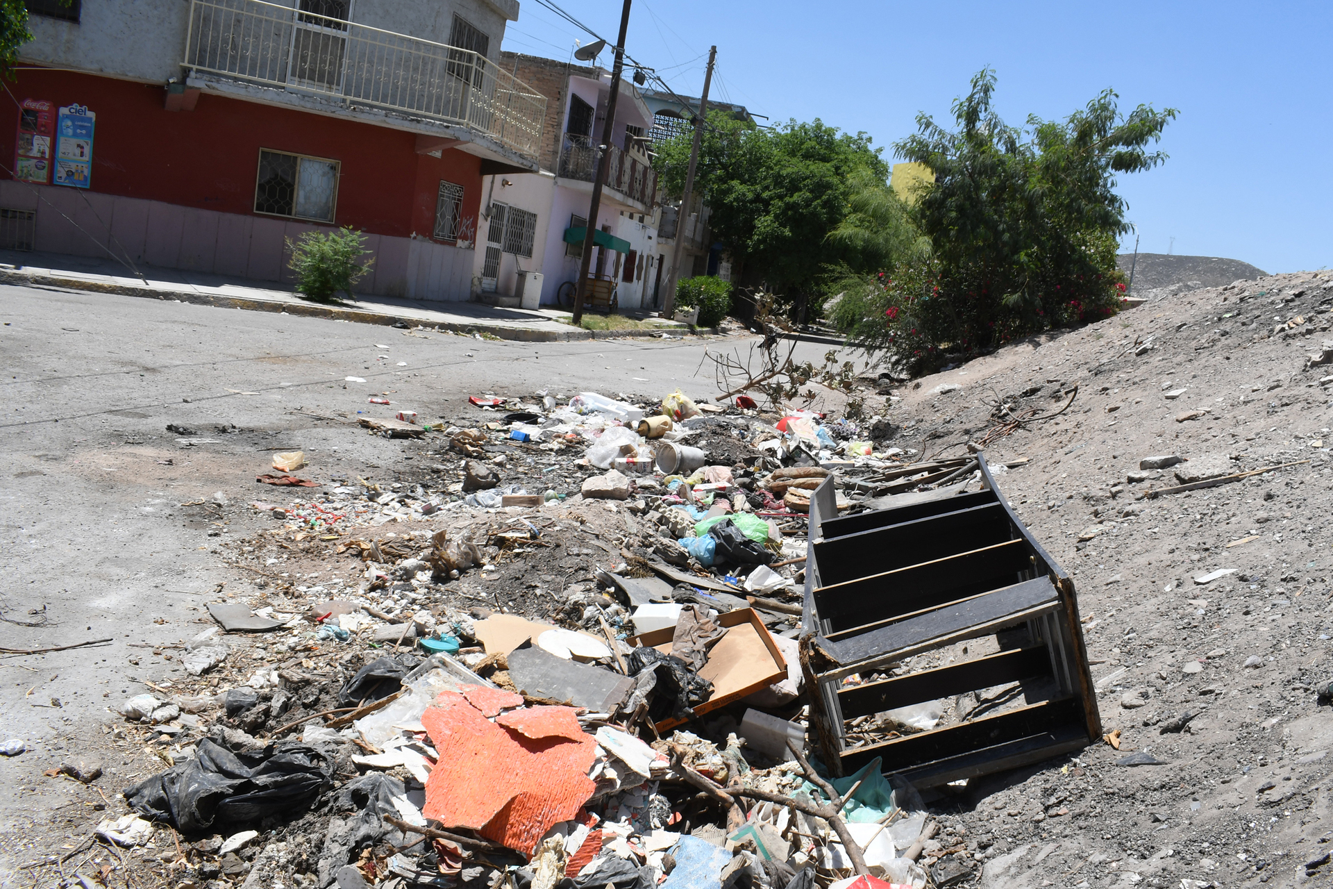 Reportan de 50 a 80 'vecinos cochinos' por día en Torreón, la mitad captados infraganti