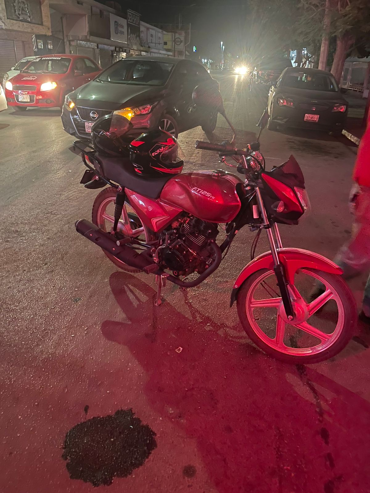 Auto compacto choca por alcance a un motociclista en Gómez Palacio
