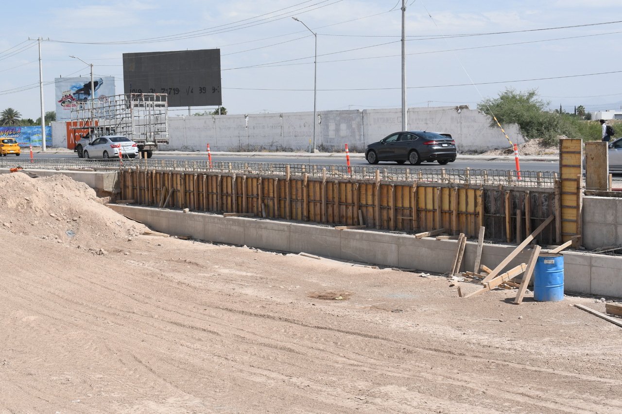 De los mil 26 pilotes que formarán parte de la estructura del viaducto, ya se rebasó el 75 por ciento de su construcción.