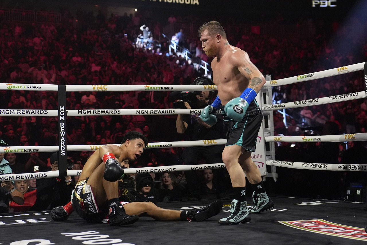 'Canelo' Álvarez derrotó por decisión unánime a su compatriota Jaime Munguía para mantener sus cuatro cetros mundiales de boxeo. (AP)