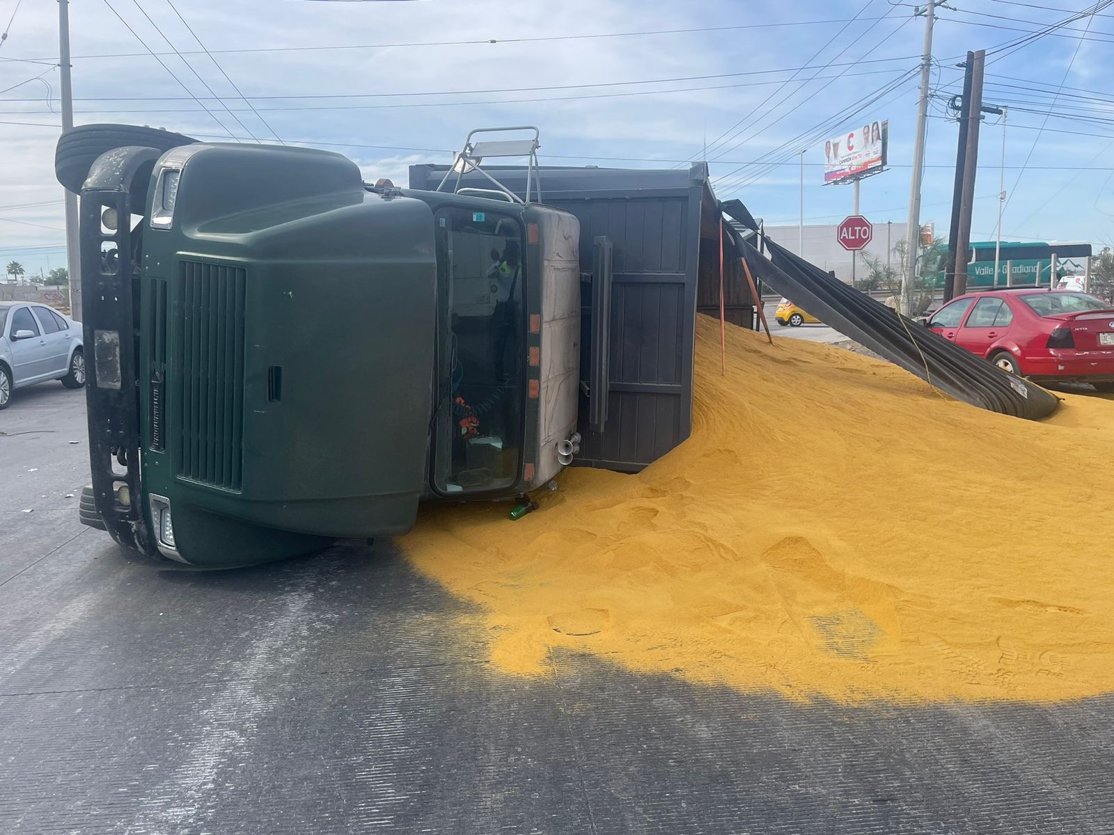 Vuelca camión cargado con grano en el Parque Industrial de Gómez Palacio