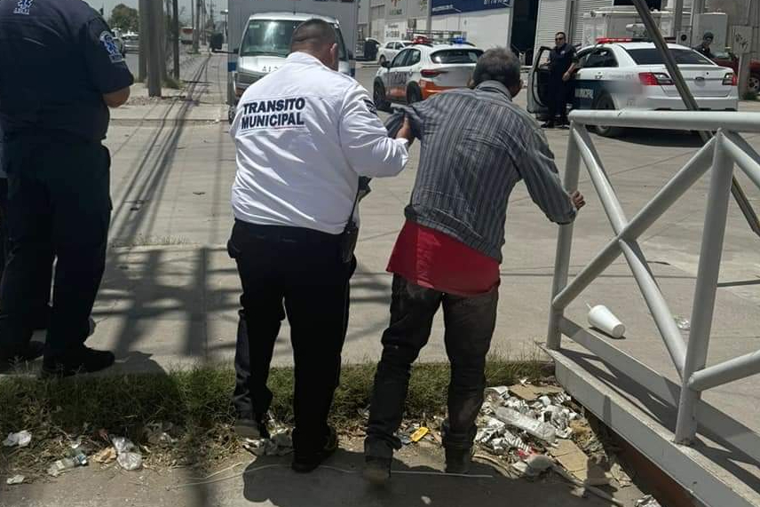 Hombre intenta saltar de puente vehicular en el sector Oriente de Torreón