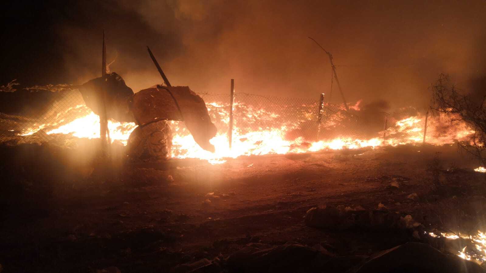 Incendio en relleno sanitario de Gómez Palacio genera densa fumarola