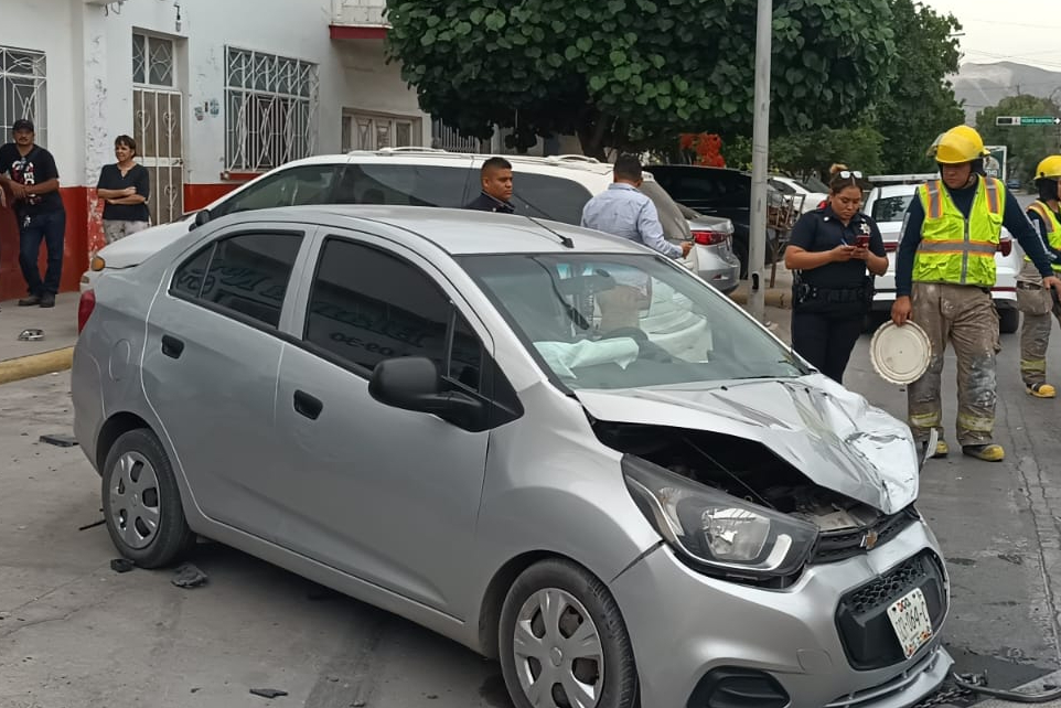 Choque entre dos autos y una camioneta deja daños materiales estimados en 190 mil pesos