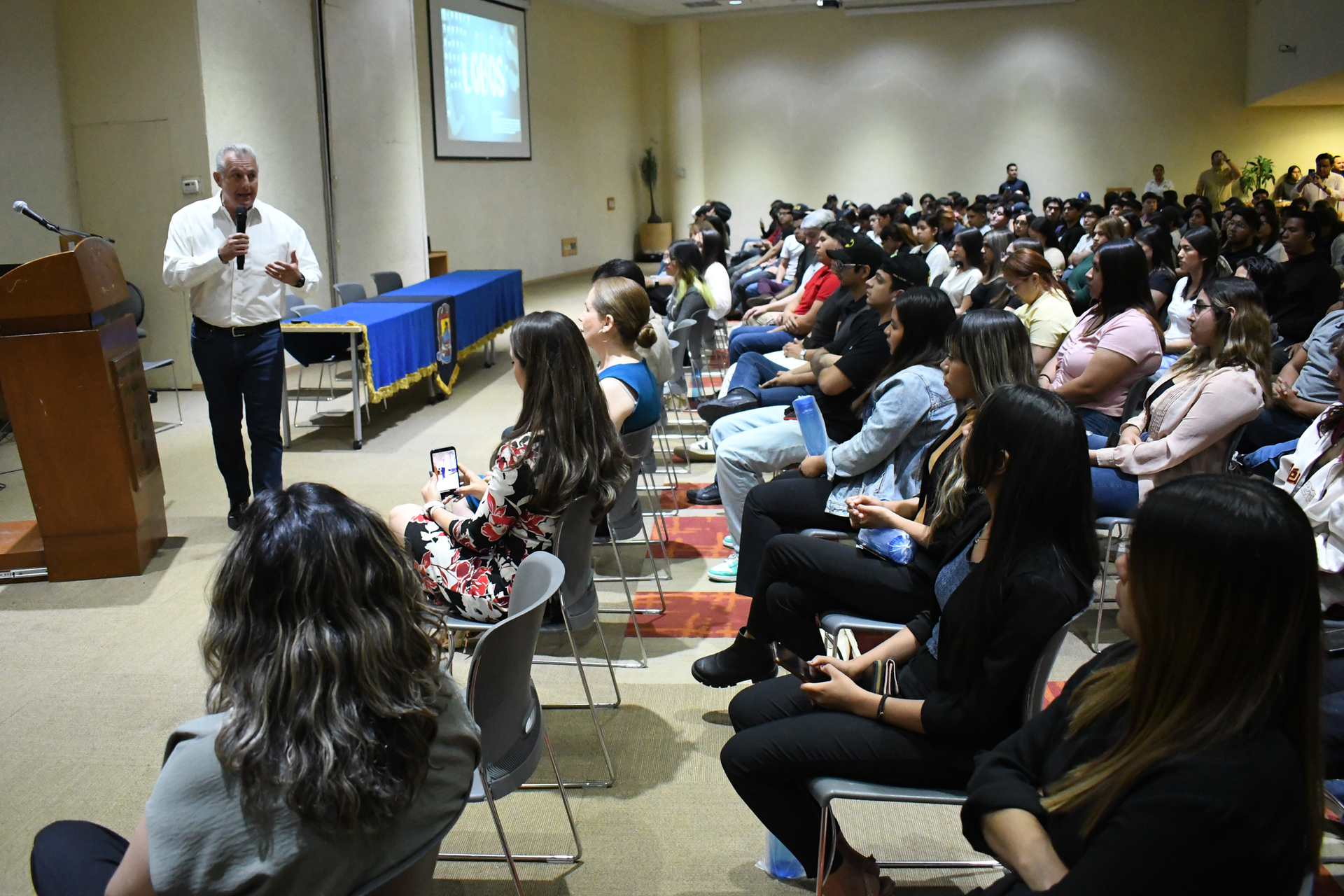 Dialoga alcalde de Torreón con estudiantes en Foro