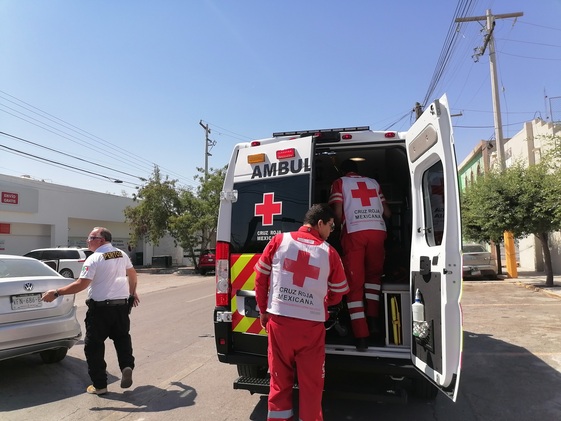 Se incendia camioneta tras chocar contra auto que le cortó el paso en Torreón