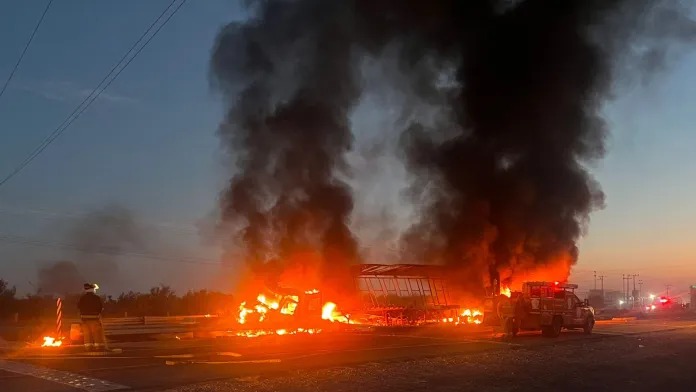 Choca y se incendia trailer entre Monclova y Piedras Negras 
