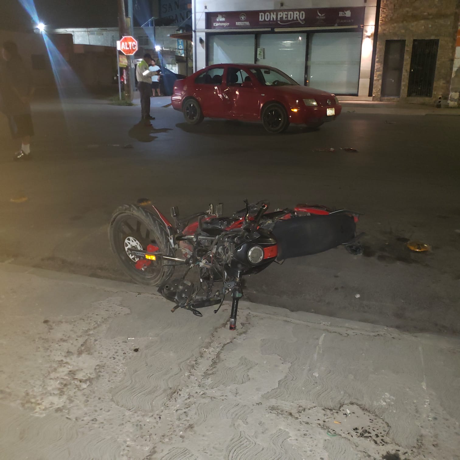 Motociclista no respeta semáforo preventivo y se estrella en el centro de Gómez Palacio 