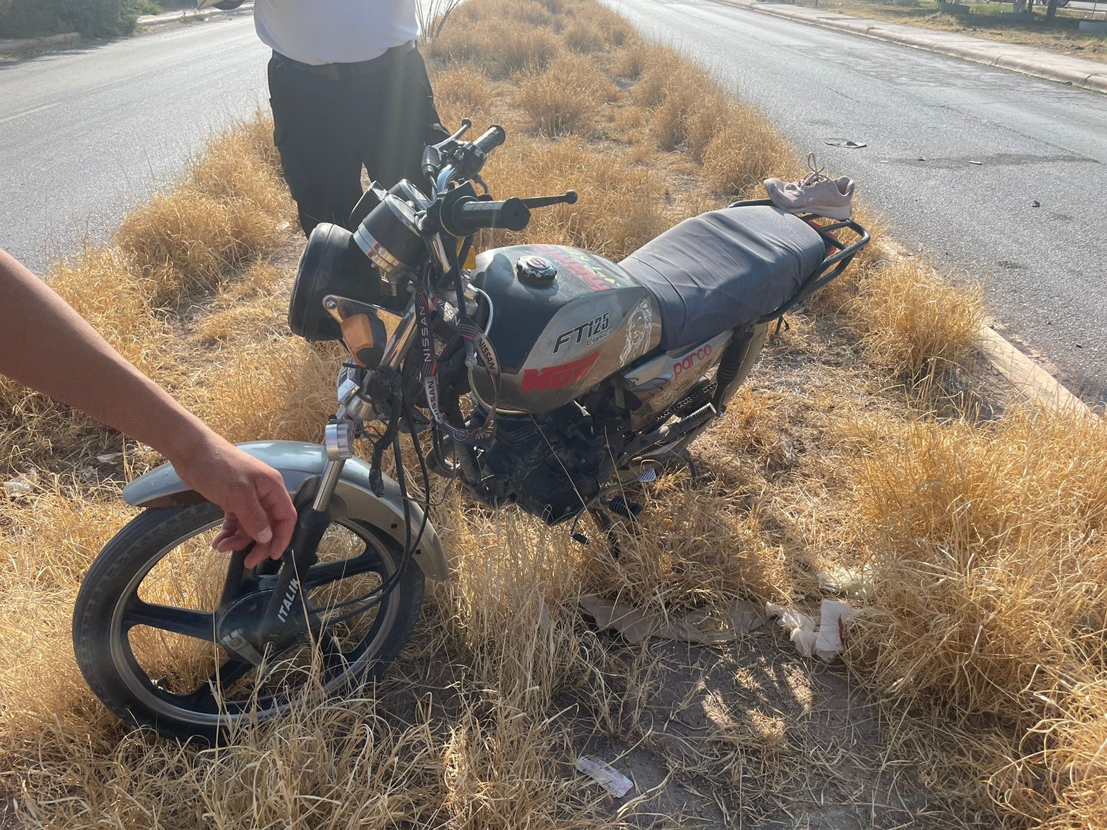 Pareja resulta lesionada tras impactar su motocicleta contra un auto averiado en Lerdo 
