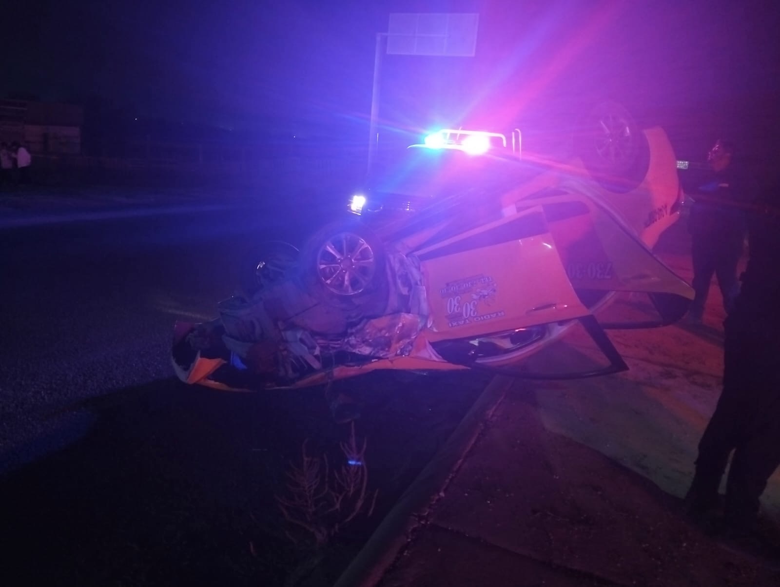 Vuelca taxi tras chocar con tráiler en Gómez Palacio 